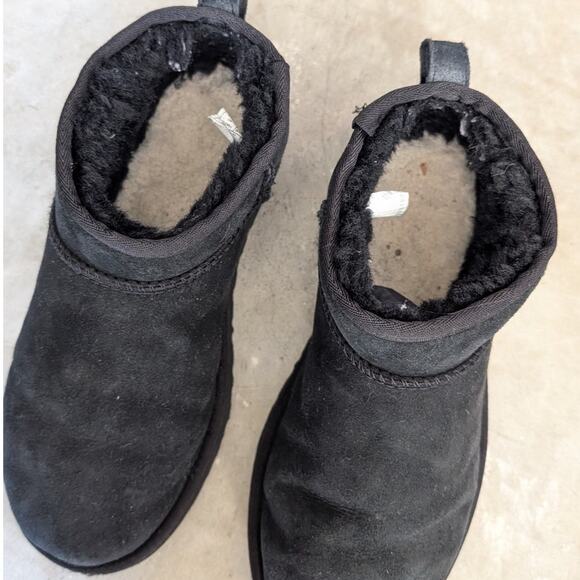 UGG 1116109 Black Classic Ultra Leather Mini Ankle Boots, size 8 - Picture 2 of 7